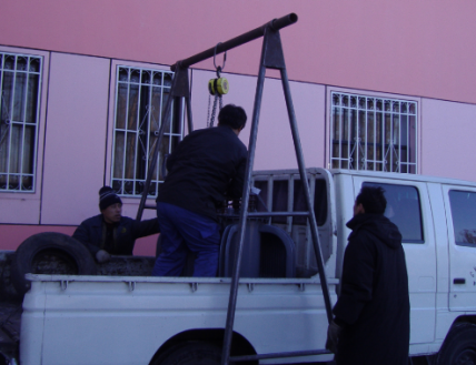 沒有吊車時,倒鏈能輕松把變壓器吊到汽車上