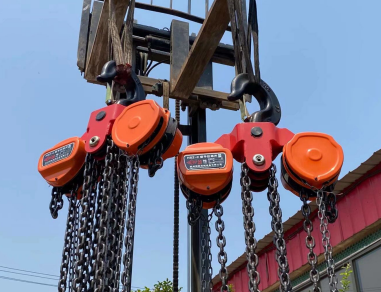 電力廠房沒有預(yù)留吊裝口，手拉倒鏈派上大用場(chǎng)