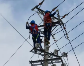 秋檢期間，供電公司員工用倒鏈吊裝新變壓器